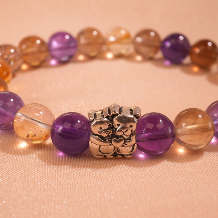 Close-up of ametrine bracelet featuring blended purple and yellow crystal beads.（紫黄晶手串特写）