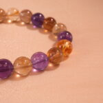 Close-up of ametrine bracelet featuring blended purple and yellow crystal beads.（紫黄晶手串特写）