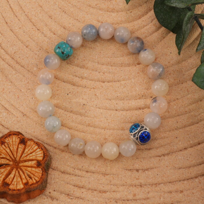 Bracelet in natural light with turquoise and soft blue-white tones.