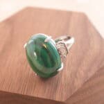 Close-up of the malachite stone’s natural banding and the ring’s smooth open-end design.