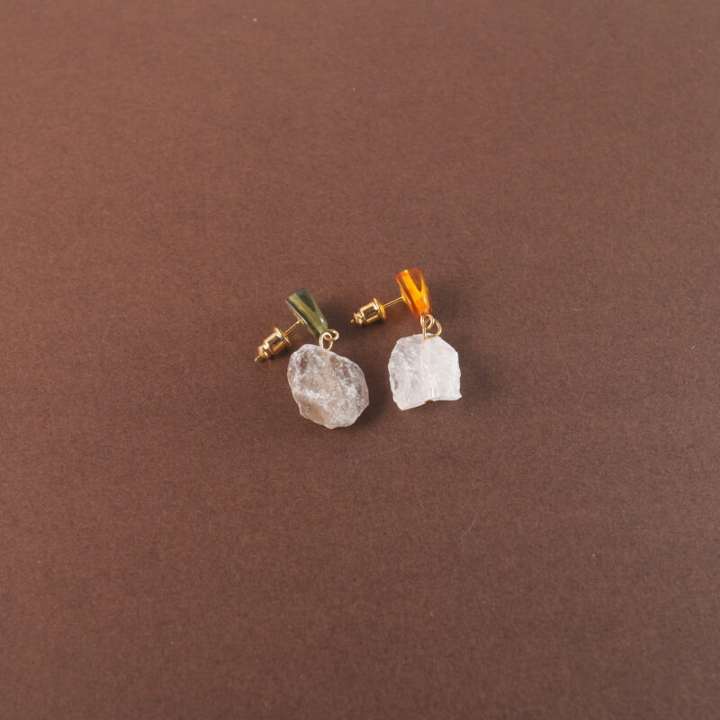 A pair of yellow-green chalcedony and raw quartz earrings displayed on a clean background, with a fresh and natural color tone.