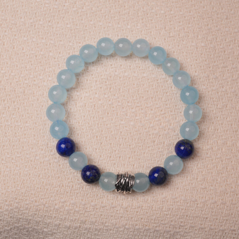 Aquamarine and Lapis Lazuli bracelet featuring smooth aquamarine beads interspersed with blue Lapis Lazuli stones, with a silver spacer adding a modern touch.