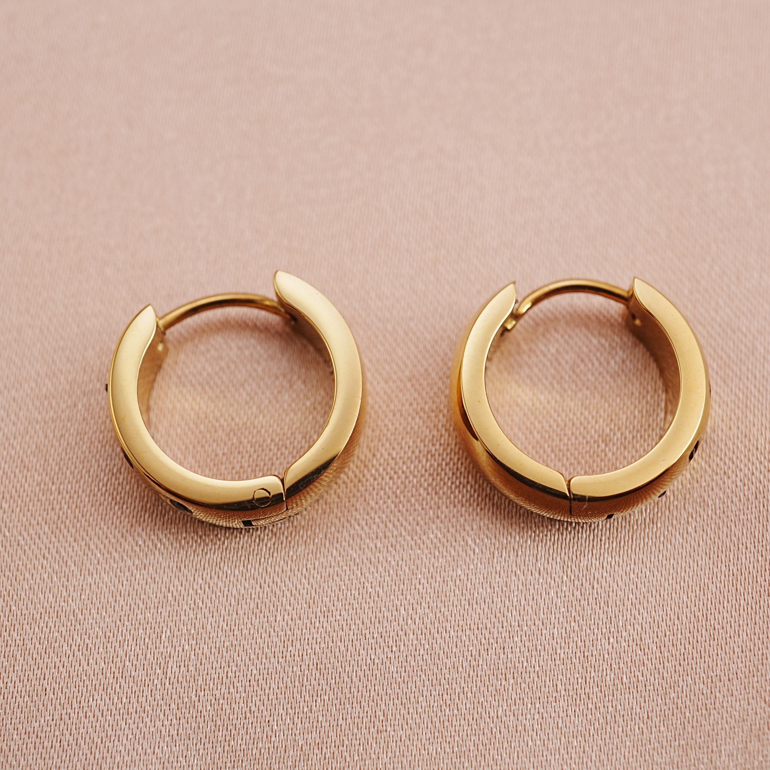 stainless-steel-hoop-earrings-main.jpg Stainless steel hoop earrings – minimalist round hoop design displayed on soft pink background.