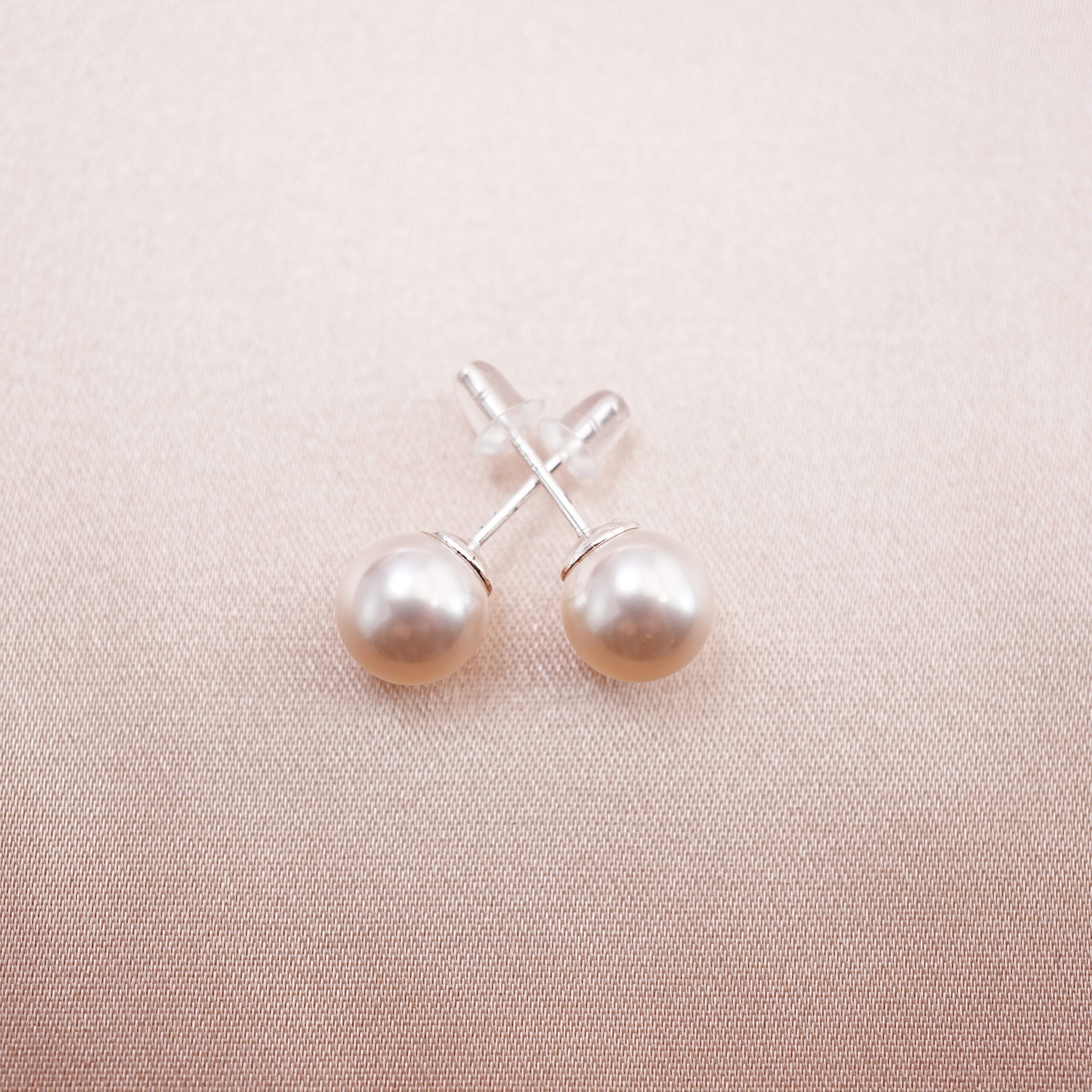 pearl-stud-earrings-main.jpg Classic pearl stud earrings – main product image